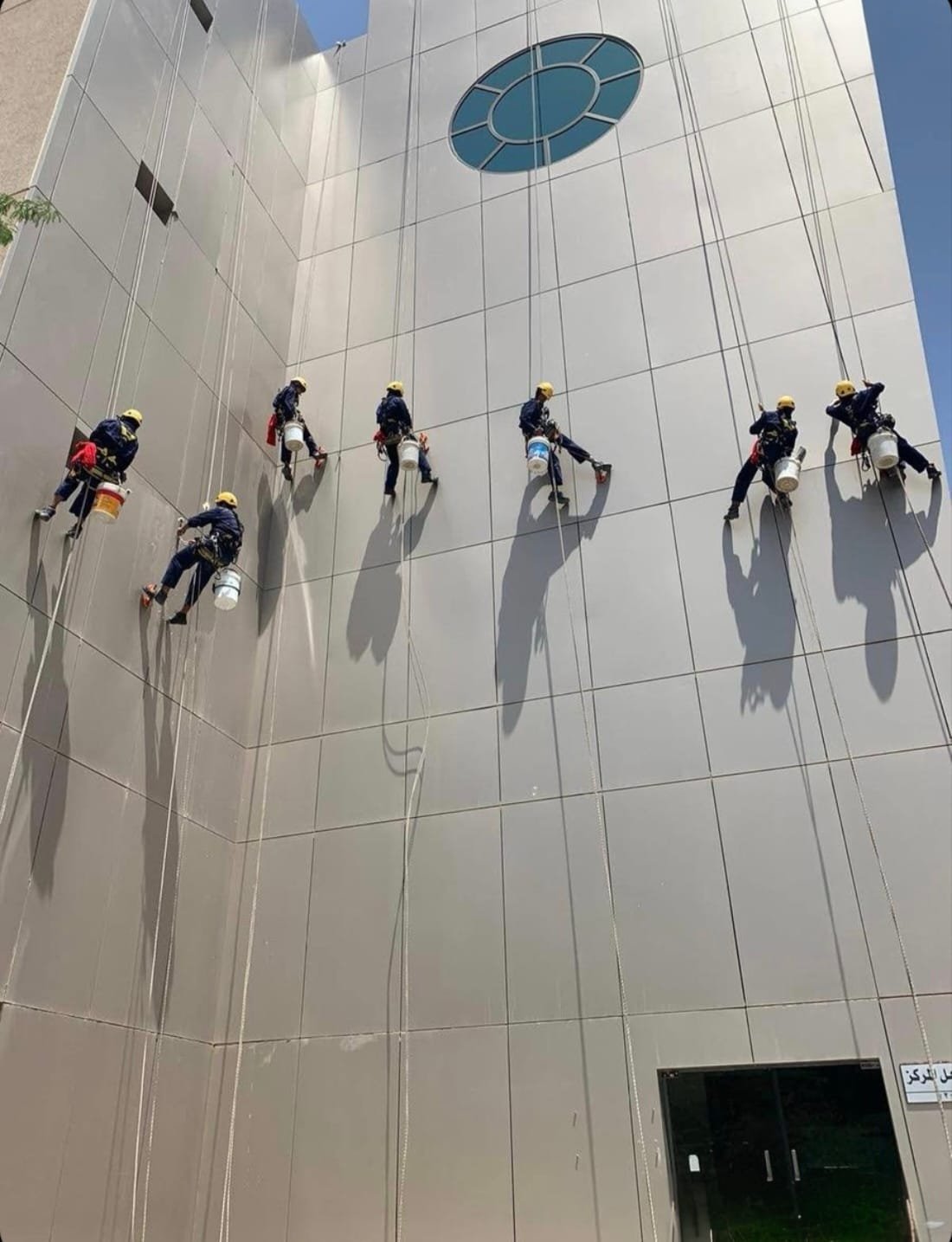 10 طريق لتنظيف واجهات الزجاج الخارجية