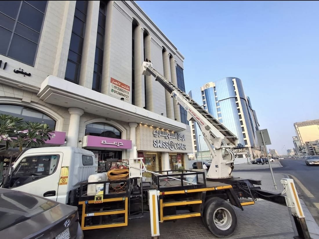 خطوات تنظيف واجهات زجاجية 2026 – الدليل الكامل للتنظيف الاحترافي